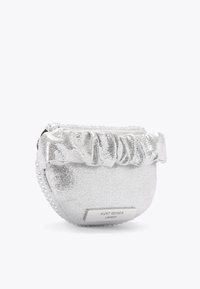 Zilveren metallic pouch tas met gerimpelde bovenkant, textuur oppervlak en een zilveren logo plaat. Compacte vorm, ritssluiting, decoratieve stiksel.