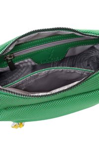 Borsa verde con texture e chiusura con zip, dotata di un interno grigio, di una piccola tasca a zip aggiuntiva e di un patch con logo.