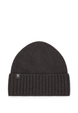 Bonnet en tricot gris foncé avec un bord côtelé replié et une petite étiquette portant la lettre B sur le côté.