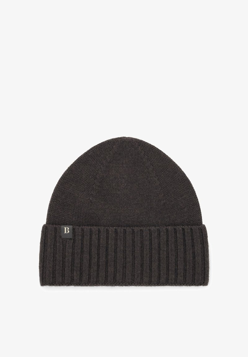 Bonnet en tricot gris foncé avec un bord côtelé replié et une petite étiquette portant la lettre B sur le côté.