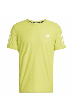 Maglietta sportiva verde lime realizzata in tessuto morbido con collo rotondo, caratterizzata da un logo bianco sul petto e tre strisce bianche sulle maniche.