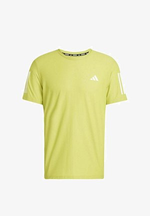 Maglietta sportiva verde lime realizzata in tessuto morbido con collo rotondo, caratterizzata da un logo bianco sul petto e tre strisce bianche sulle maniche.