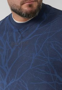 Dunkelblauer Pullover mit einem Baumzweigmuster, Rundhalsausschnitt und strukturiertem Stoff. Mit dem Logo "SOLIVER" in einem dezenten Farbton auf der Brust.