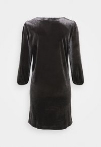 Svart sammetklänning med trekvartslånga ärmar, rund halsringning, slät textur och en figursydd silhuett som når till mitten av låret.