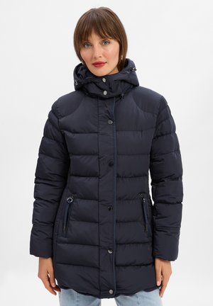 Navyblauwe gewatteerde jas met een rits en drukknopen, capuchon en twee ritszakken aan de zijkant. Kenmerkt zich door het gequiltte patroon en de zachte textuur.
