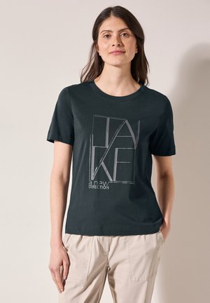 Camiseta de algodón verde oscuro con mangas cortas, cuello redondo, que presenta un estampado gráfico en blanco que incluye el texto "Toma una nueva dirección."