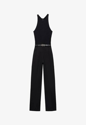 Jumpsuit noir avec un haut ajusté sans manches à encolure dégagée et un pantalon large. Comprend une ceinture noire avec une boucle en argent.
