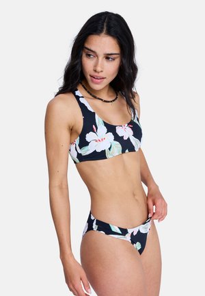 Czarny komplet bikini z kwiatowym wzorem w różu i zieleni. Góra ma szerokie ramiączka, a dół umiarkowanie wycięty. Gładka faktura.