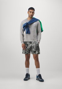 The North Face 24/7 7IN SHORT PRINT - Pantalón corto de deporte - clay grey/taupe greenew