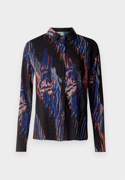 Fekete hosszú ujjú póló, élénk absztrakt mintával kék, piros és fehér színekben. Nyakkal és gombos elülső résszel rendelkezik. Texturált anyag.