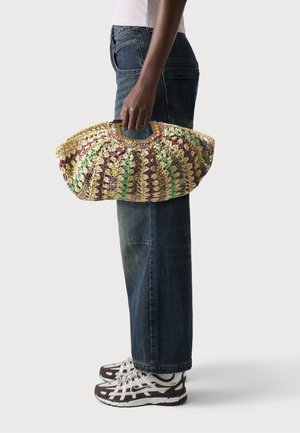 Sac à main tissé aux tons naturels avec des accents colorés. Forme arrondie, poignée robuste, surface texturée et design à motifs.