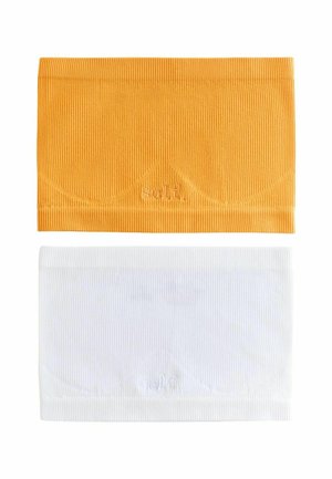 Zwei gerippte Bandeau-Tops, eines orange und eines weiß, mit dezenten geschwungenen Nahtdetails und gesticktem Markenlogo in der Mitte.