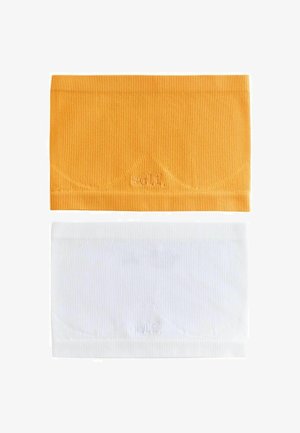 Zwei gerippte Bandeau-Tops, eines orange und eines weiß, mit dezenten geschwungenen Nahtdetails und gesticktem Markenlogo in der Mitte.