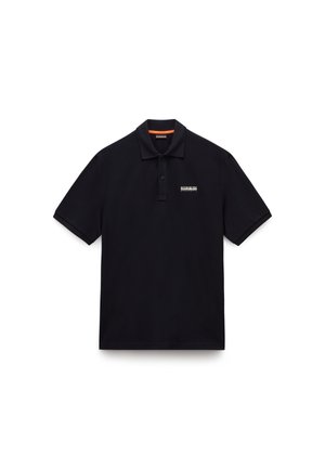 Polo nera a maniche corte con tre bottoni e piccolo logo bianco sul petto sinistro su sfondo bianco.