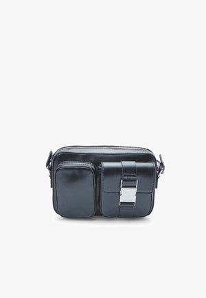 Borsa a tracolla in pelle nera con due tasche frontali, hardware argento, chiusura a zip e texture liscia. Design compatto per un facile trasporto.