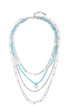 Gelaagde ketting met zilveren schakels, gedraaide ketting, turquoise kralen, zilveren kralen en een kleine ronde zilveren hanger.