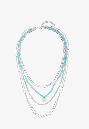 Náhrdelník s viacerými vrstvami so striebornými článkami reťaze, skrúteným reťazcom, tyrkysovými korálkami, striebornými korálkami a malým okrúhlym strieborným príveskom.