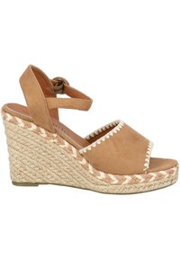 Tan faux suède wedge sandaal met een geweven jute zool, open teen ontwerp, enkelbandje en decoratieve stiksels langs de rand.