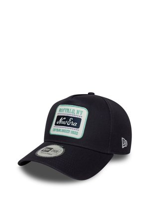 Gorra de béisbol negra de tela que presenta un parche rectangular. El parche muestra "Buffalo NY" y "New Era" con un borde azul claro y la fecha de establecimiento.