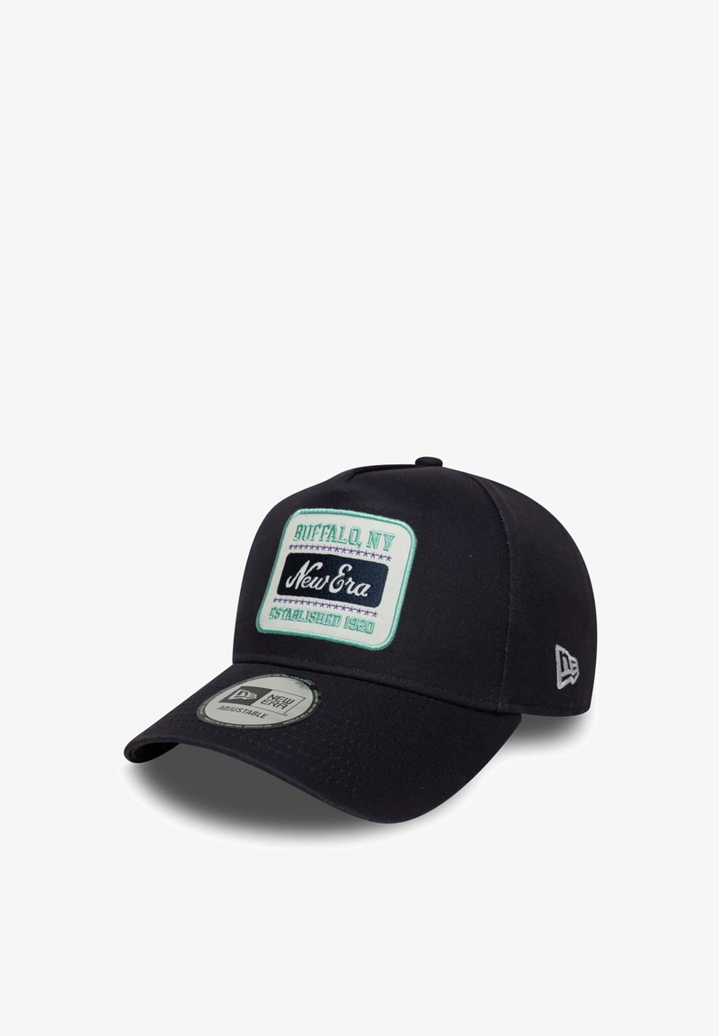 Schwarze Baseballmütze aus Stoff mit einem rechteckigen Patch. Der Patch zeigt "Buffalo NY" und "New Era" mit einem hellblauen Rand und dem Gründungsdatum.