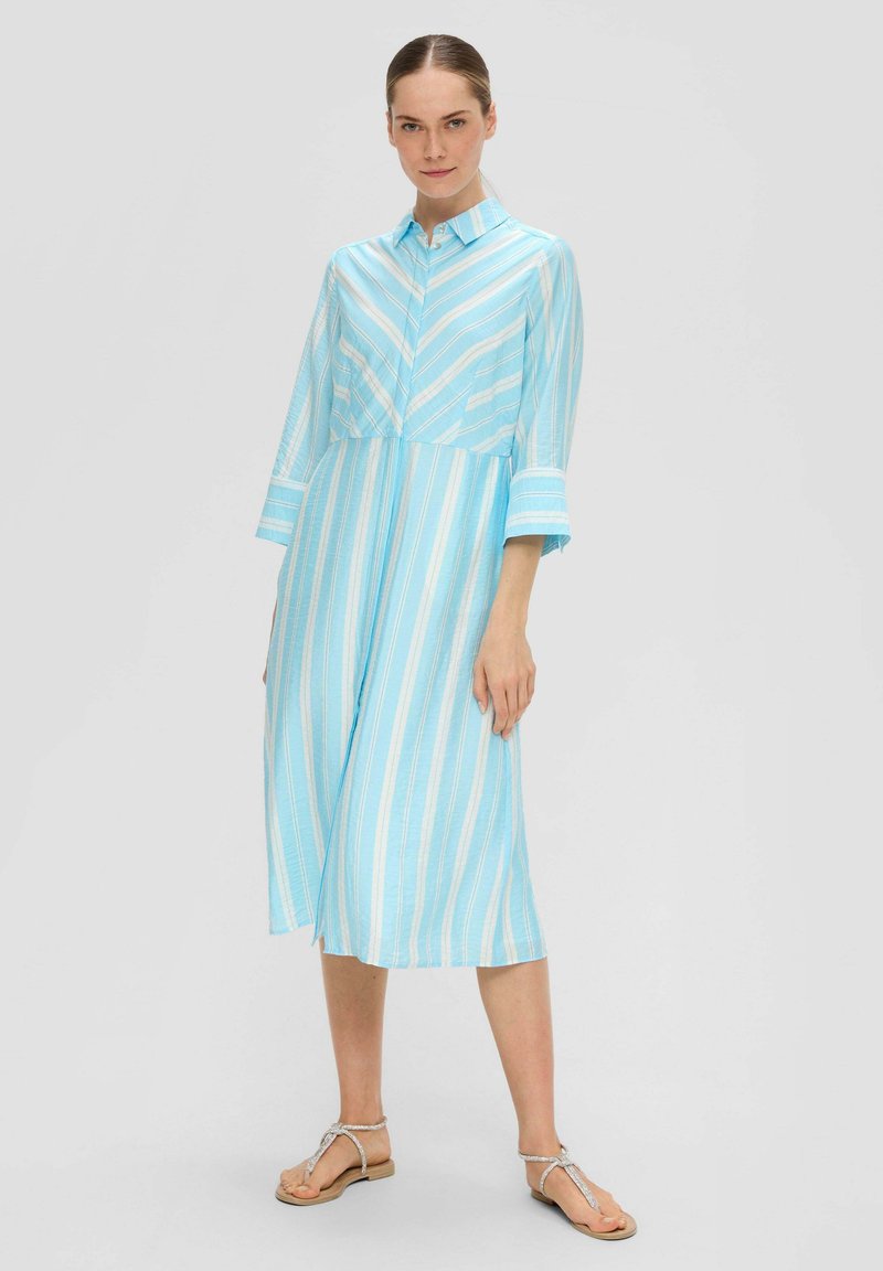 Helles blau gestreiftes langes Kleid mit Kragen und dreiviertel Ärmeln, das weiße vertikale Streifen und eine lockere Passform aufweist, die unter das Knie fällt.