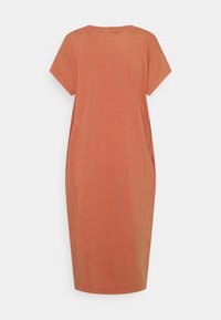 Vestido em algodão de cor laranja ferrugem, com mangas curtas, gola redonda e uma silhueta solta até ao meio da perna, com costuras laterais.