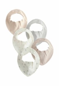 Vijf zachte stoffen baby slabbetjes met drukknoopsluitingen, met patronen zoals strepen, sterren en kleine halvemaan in neutrale tinten.