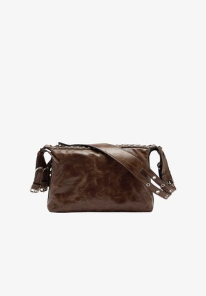 Brązowa skórzana torba typu crossbody o smukłym prostokątnym kształcie, teksturowanym wykończeniu i ozdobnym ćwieku wzdłuż górnej krawędzi. Regulowany pasek.