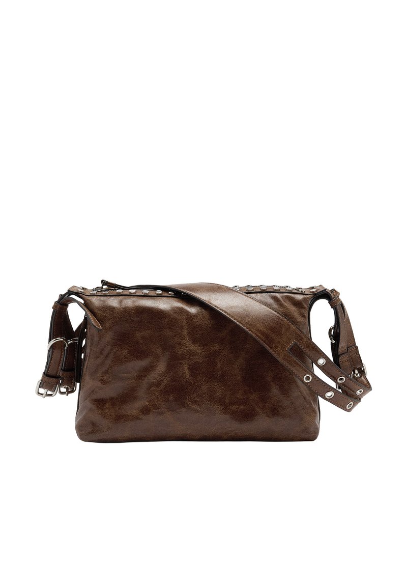 Brązowa skórzana torba typu crossbody o smukłym prostokątnym kształcie, teksturowanym wykończeniu i ozdobnym ćwieku wzdłuż górnej krawędzi. Regulowany pasek.