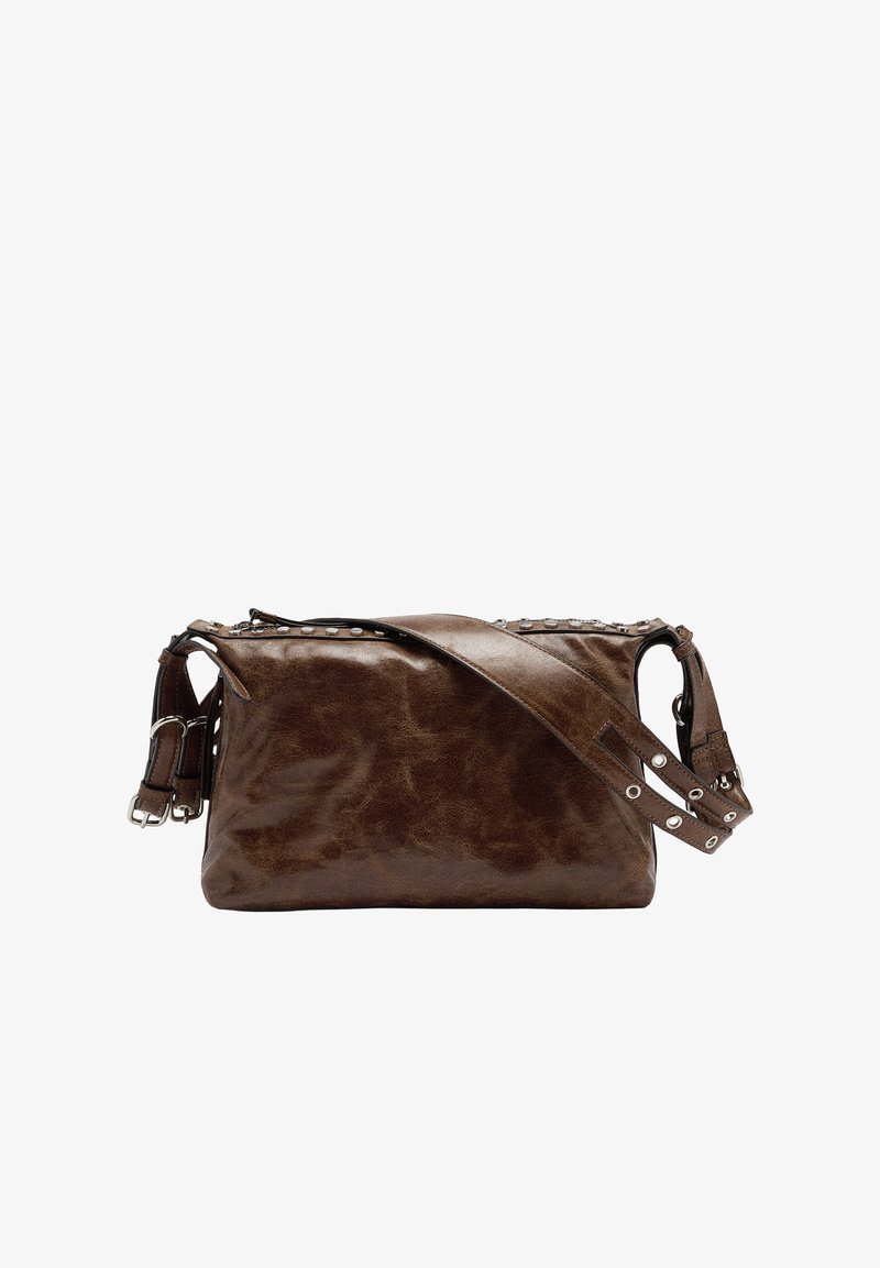 Brązowa skórzana torba typu crossbody o smukłym prostokątnym kształcie, teksturowanym wykończeniu i ozdobnym ćwieku wzdłuż górnej krawędzi. Regulowany pasek.