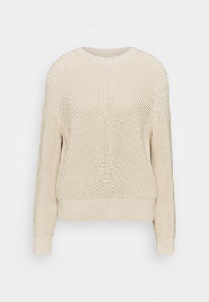 Cremefarbener, gestrickter Pullover mit langen Ärmeln, Rundhalsausschnitt sowie gerippten Bündchen und Saum, auf weißem Hintergrund präsentiert.