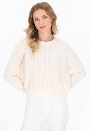 Weißer Kabelstrickpullover mit rundem Halsauschnitt, geripptem Saum und überschnittenen Schultern. Weiche Textur und lässige, verkürzte Passform.