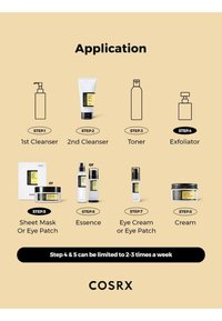 Grafica della routine di skincare COSRX che presenta otto passaggi con forme di prodotto e icone su uno sfondo beige. I prodotti sono etichettati chiaramente con testo nero.