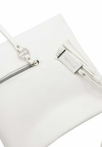 Bolso de imitación de cuero blanco que presenta un bolsillo con cremallera y un detalle texturizado con un acento de hardware plateado. Incluye una correa ajustable.