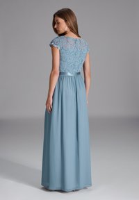 Langes, hellblaues Abendkleid mit spitzenbesetztem Oberteil, kurzen Ärmeln und gerafftem Taillenbereich. Das weiche Material fließt bis zum Boden und schafft eine elegante Silhouette.