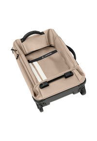 Beige koffer op wielen met een textuurstof buitenkant, voorzien van een uitschuifbare handgreep, twee wielen en een binnenzak met rits.