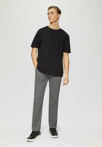 Czarna koszulka krótki rękaw, szare spodnie i czarne trampki. Slim fit, jednolite kolory, gładka faktura i prosty design.