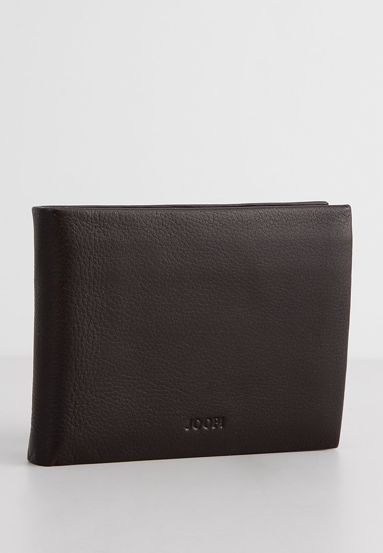 Schwarze Lederbrieftasche mit strukturiertem Finish, rechteckiger Form und eingeprägtem Logo am unteren Rand. Schlichtes und minimalistisches Design.