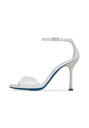 Sandal a tacchi alti trasparente con scatola per le dita trasparente, tacco metallico, suola blu e cinturino alla caviglia regolabile. Parte superiore liscia e design elegante.