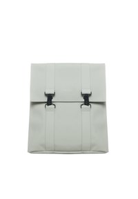 Jasnoszara plecak wykonany z wodoodpornego materiału, z dwoma czarnymi zapięciami na klamry i kontrastowym przeszyciem na regulowanych paskach.