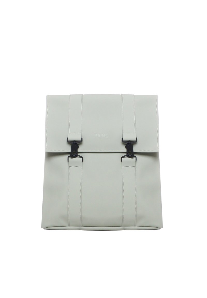 Jasnoszara plecak wykonany z wodoodpornego materiału, z dwoma czarnymi zapięciami na klamry i kontrastowym przeszyciem na regulowanych paskach.