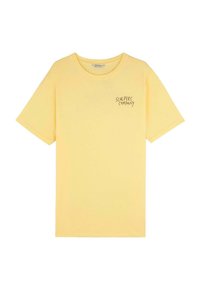 Tricou din bumbac galben, cu mâneci scurte, guler rotund și un mic logo negru "SCALPERS COMPANY" pe partea stângă a pieptului.