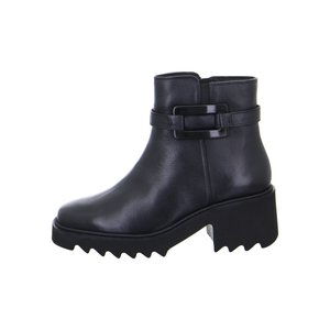 Schwarzer Leder-Stiefelette mit klobiger gezackter Sohle, Blockabsatz und dekorativem Schnallenriemen am oberen Rand.