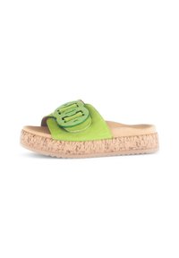 Groene suède schuif sandalen met een chunky kurken zool, een grote dubbele gesp accents en een gladde binnenvoering. Geprofileerde details op de zool.