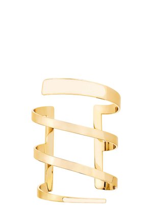 Bracelet ouvert en ton or présentant un design en spirale avec des brins de métal lisses et polis, le tout dans une esthétique minimaliste. Aucun accent ou motif supplémentaire.