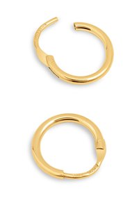 Pendientes de aro de oro con un acabado liso y pulido. Cada pendiente tiene un diseño sin costuras y un mecanismo de cierre seguro.