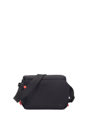 Sac bandoulière noir avec sangle réglable, forme rectangulaire et petits détails rouges sur le curseur de la fermeture éclair sur fond blanc.