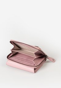 Portafoglio in pelle rosa con chiusura a zip, fessure per carte interne e due scomparti. Texture liscia con rivestimento a motivo all'interno.