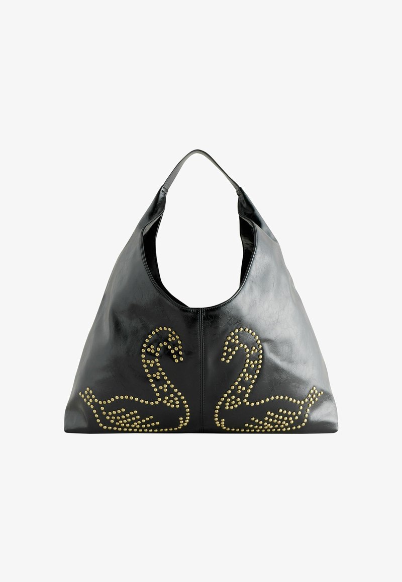 Bolso de cuero negro con una forma curva y grande. Presenta tachuelas doradas que forman diseños de cisnes en la parte frontal. Correa para el hombro reforzada.