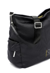 Borsa a spalla in tessuto nero con superficie texture, hardware argentato, tracolla regolabile, tasca laterale e dettaglio del logo giallo. Presenta una chiusura con zip.